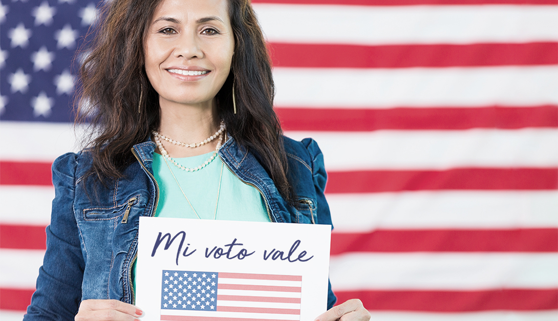 Mujer con rótulo de Mi voto vale, con bandera de EE.UU por detrás